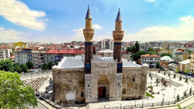 Gök Medrese’nin Selçuklu Mirası ve Sanattaki Eşsiz Yeri [2026] - Kapak Görseli